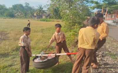 Sebelum ASAT Siswa Gelar Resik-Resik Lingkungan Sekolah